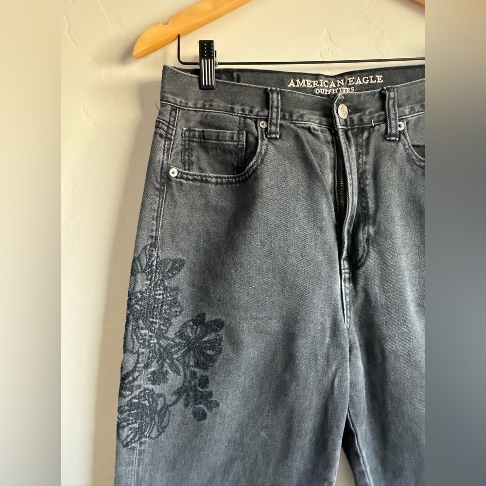 AMERICAN EAGLE Faded Black Floral Embroidered Mom Jeans Vintage Denim - Size 8